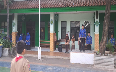 Apel penghormatan bendera merah putih di MTs Negeri 31 Jakarta Timur